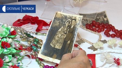 Сторічну традицію виготовлення вінків відтворюють черкаські майстрині