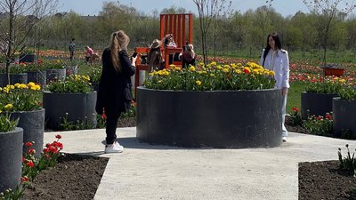 Майже три мільйони квітів, мінізоопарк та дитячі розваги: на Буковині відкрилась виставка тюльпанів Майже три мільйони квітів, мінізоопарк та дитячі розваги: на Буковині відкрилась виставка тюльпанів