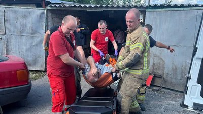 Впав у погріб з висоти двох метрів: у Харкові врятували чоловіка