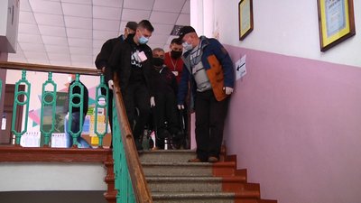 У Житомирі виборця на візку підіймали спостерігачі, бо дільницю облаштували на другому поверсі У Житомирі виборця на візку підіймали спостерігачі, бо дільницю облаштували на другому поверсі