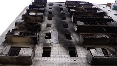 Без води, газу й світла: як 40 людей живуть у напівзруйнованому будинку в Чернігові