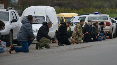 На Снігурівщині Миколаївської області провели в останню путь воїна Сергія Мудрого На Снігурівщині Миколаївської області провели в останню путь воїна Сергія Мудрого