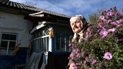 Сторічна Софія Пономарчук у своєму дворі Сторічна Софія Пономарчук у своєму дворі