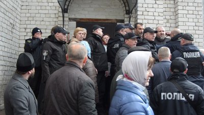 На Житомирщині парафіяни з перепалками та бійками потрапили до церкви