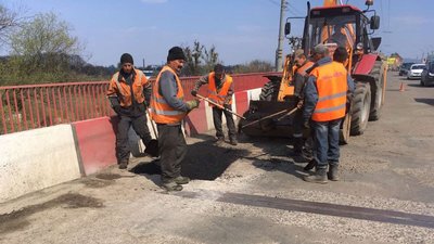 У Чернівцях розпочали ямковий ремонт доріг: які вулиці у переліку
