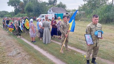 На Сумщині поховали українського воїна Віталія Бердіна На Сумщині поховали українського воїна Віталія Бердіна