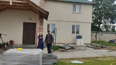 У селі поблизу Житомира родина священника на власному обійсті прихистила три сім'ї переселенців У селі поблизу Житомира родина священника на власному обійсті прихистила три сім'ї переселенців