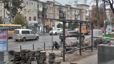 У Полтаві на зупинках облаштовують нові павільйони, а старі переносять на околиці