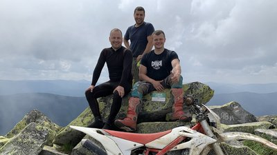Прикарпатець на мотоциклі підкорив дві карпатські вершини Прикарпатець на мотоциклі підкорив дві карпатські вершини