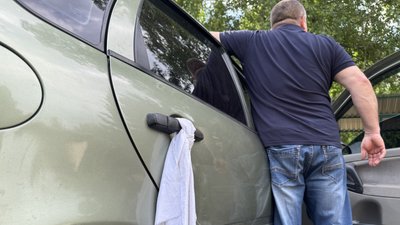 Машини виїжджають з Дружківки з білими хустками