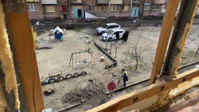 Як у Сумах ліквідовують наслідки влучання РФ ввечері 10 квітня