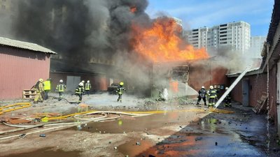 Рятувальники гасять пожежу на складі на вулиці Греківській у Харкові, 20 березня 2024 року