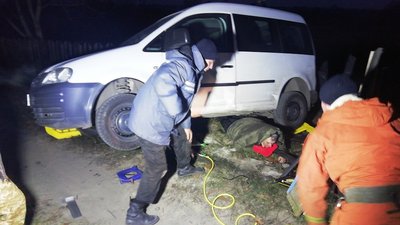 На Житомирщині рятували чоловіка, який намагався спинити авто і впав під його кузов На Житомирщині рятували чоловіка, який намагався спинити авто і впав під його кузов
