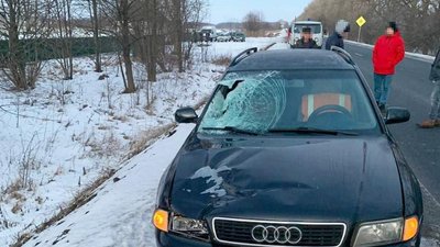 Смерть під колесами: внаслідок ДТП на Хмельниччині загинула жінка