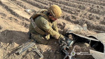 Вибухотехнік поліції біля збитого на Чернігівщині російського безпілотника