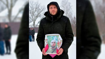 На Чернігівщині поховали трьох бійців, які загинули на Донеччині На Чернігівщині поховали трьох бійців, які загинули на Донеччині