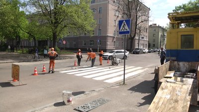 У Житомирі розмітку на пішохідному переході прикрасили орнаментом з вишивкою У Житомирі розмітку на пішохідному переході прикрасили орнаментом з вишивкою