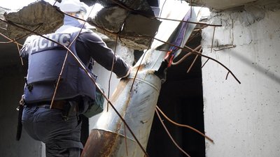 З даху дев'ятиповерхівки у Харкові зняли 500-кілограмову російську авіабомбу: фото З даху дев'ятиповерхівки у Харкові зняли 500-кілограмову російську авіабомбу: фото