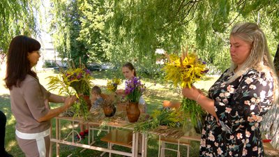 На Вінниччині провели флористичний майстер-клас для дружин загиблих оборонців На Вінниччині провели флористичний майстер-клас для дружин загиблих оборонців