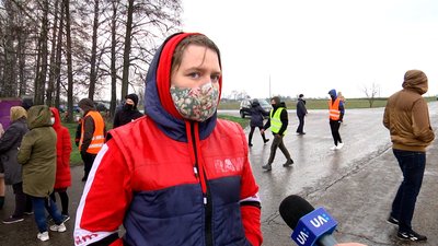 На Житомирщині жителі села Камінь перекривали дорогу, протестуючи проти оптимізації місцевої школи На Житомирщині жителі села Камінь перекривали дорогу, протестуючи проти оптимізації місцевої школи