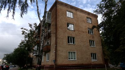 У Чернігові завершують ремонт будинку на Толстого, який обстріляли росіяни