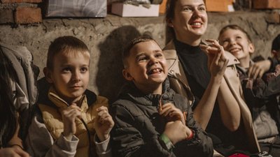 «Підтримати та відволікти»: у Кременчуці для родин переселенців організовують заняття та розваги