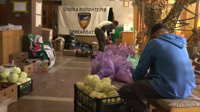 Прикарпатські волонтери відправляють великодні набори воїнам на Схід