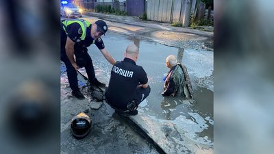 Провалився в яму на мопеді: у Чернігові патрульні врятували літнього чоловіка