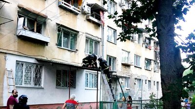 В Одесі врятували чотирирічного хлопчика, який випав з п'ятого поверху В Одесі врятували чотирирічного хлопчика, який випав з п'ятого поверху