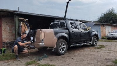 У Полтаві тренер з бальних танців камуфлює авто для бійців У Полтаві тренер з бальних танців камуфлює авто для бійців