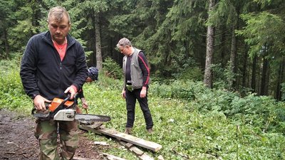 Прикарпатські волонтери відремонтували туристичний притулок у Ґорґанах Прикарпатські волонтери відремонтували туристичний притулок у Ґорґанах