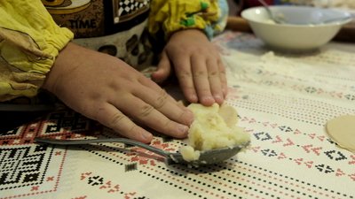 З картоплею, капустою та вишнею: на Вінниччині ліплять вареники для українських захисників З картоплею, капустою та вишнею: на Вінниччині ліплять вареники для українських захисників