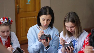 Майстер-клас із розпису глиняних кухликів для родин випускників, які загинули