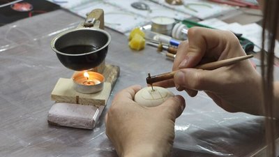 Майстриня з Тернопільщини виготовляє біжутерію з яєчної шкаралупи Майстриня з Тернопільщини виготовляє біжутерію з яєчної шкаралупи