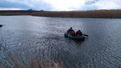 Провів годину у холодній воді: на Харківщині врятували рибалку, у якого пробило човен Провів годину у холодній воді: на Харківщині врятували рибалку, у якого пробило човен