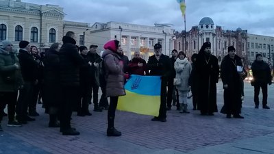 "На цьому місці був Євромайдан та антимайдан". На центральній площі Кропивницького вшанували пам'ять загиблих на Майдані "На цьому місці був Євромайдан та антимайдан". На центральній площі Кропивницького вшанували пам'ять загиблих на Майдані