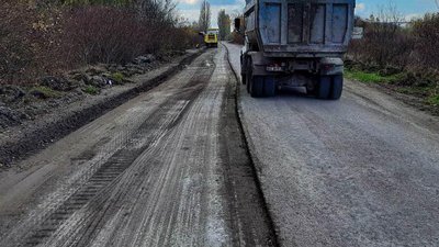 У Чернівецькій області ремонтують дорогу на кордоні з Молдовою У Чернівецькій області ремонтують дорогу на кордоні з Молдовою