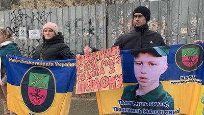 "Ми чекаємо всіх". У Миколаєві рідні військовослужбовців організували мирну акцію-нагадування "Ми чекаємо всіх". У Миколаєві рідні військовослужбовців організували мирну акцію-нагадування