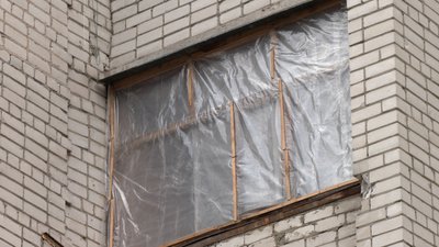 Опалення ввімкнули, під’їзди не засклили: чому у 18 будинках у Чернігові, які обстріляли росіяни, не встановили вікна