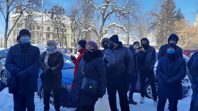 Пікет під стінами Львівської облради: люди вимагали надати приміщення для освітнього центру