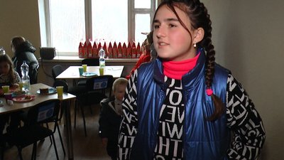Актори з Лисичанська у Дніпрі влаштували свято для дітей-переселенців Актори з Лисичанська у Дніпрі влаштували свято для дітей-переселенців