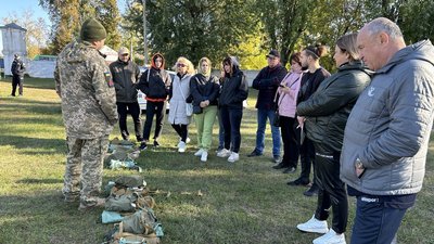 "Це рятує життя": у місті на Черкащині провели вишкіл з основ національного спротиву "Це рятує життя": у місті на Черкащині провели вишкіл з основ національного спротиву