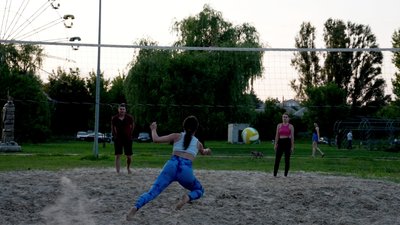 4 липня у Слов'янську, люди грають у волейбол в місцевому парку