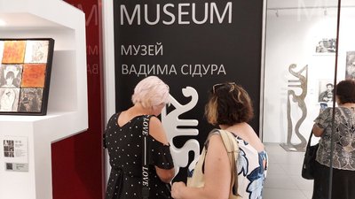 У Дніпрі для містян та переселенців провели безкоштовну екскурсію до музею ім. Вадима Сідура