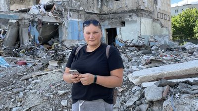 "Крики, шум, все сипалося". Жінка з Сергіївки на Одещині рятувала людей з-під завалів. ВІДЕО