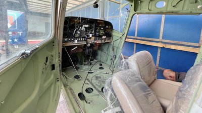 Київські митники вилучили літак, який привезли в Україну з Румунії Київські митники вилучили літак, який привезли в Україну з Румунії