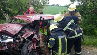 На Дніпропетровщині рятувальники витягнули з пошкодженої автівки водія та пасажирку