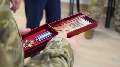 Орден "За мужність" ІІІ ступеня вручили матері полеглого прикордонника з Одеської області Орден "За мужність" ІІІ ступеня вручили матері полеглого прикордонника з Одеської області