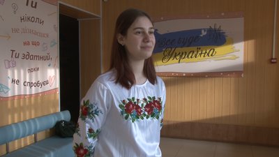 Смаколики, в'язані шкарпетки та сітки: черкаські школярі передали допомогу військовим Смаколики, в'язані шкарпетки та сітки: черкаські школярі передали допомогу військовим