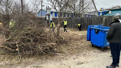 Деревину передадуть на потреби комунальної сфери: територію Малина на Житомирщині розчищають від чагарників і самосію Деревину передадуть на потреби комунальної сфери: територію Малина на Житомирщині розчищають від чагарників і самосію